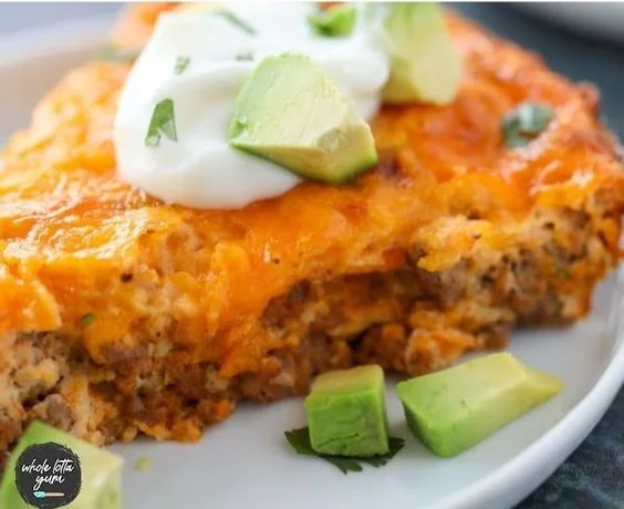 Crustless keto taco pie garnished with fresh toppings