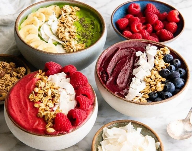 Colorful and nutritious smoothie bowl topped with fruits and seeds