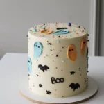 bolo de aniversario com fantasmas e confeitos cu 2026 08 06 194148 1