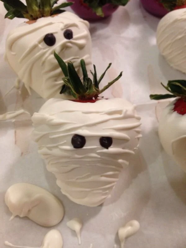 Mummy chocolate covered strawberries for Halloween holiday treat