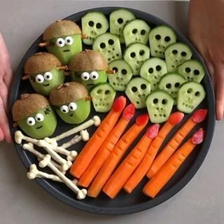 Halloween fruit presentation and dessert ideas for a spooky buffet.