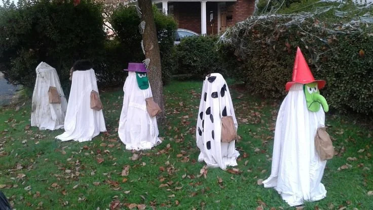 Peanuts Gang Halloween decorations for a festive trunk or treat event
