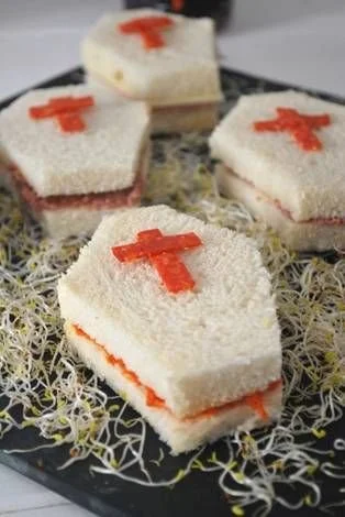 Spooky Sándwiches Ataúd recipe for Halloween by elpucheretedemari